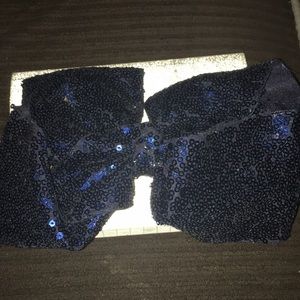 I am selling a hair bow
